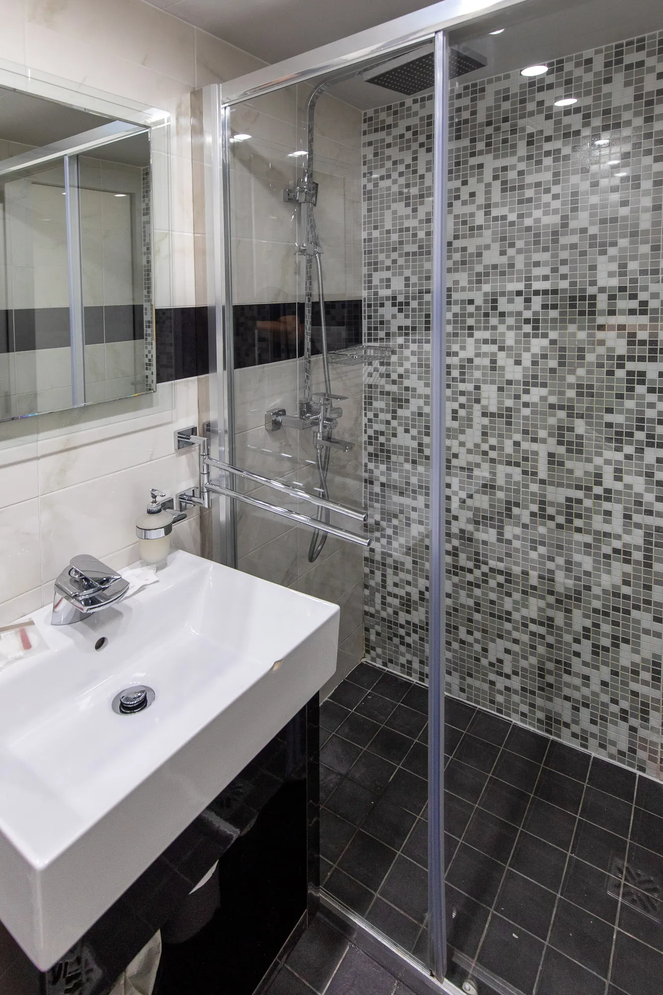 En-suite shower 2
